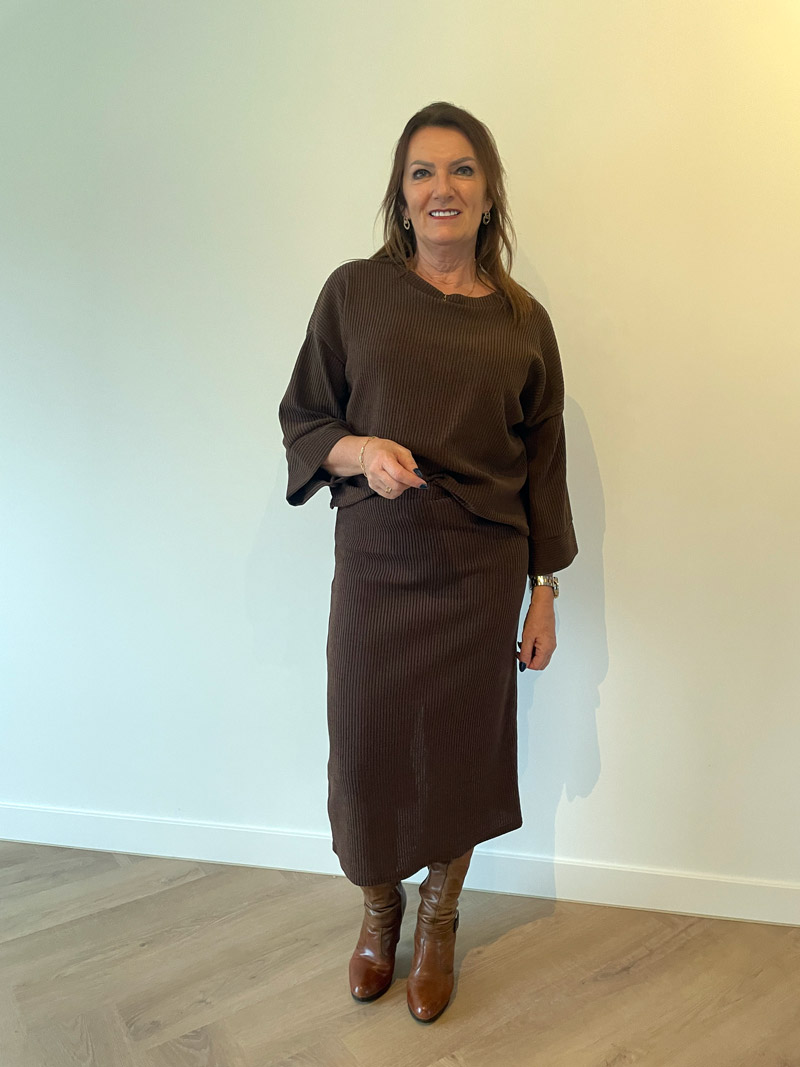 Bruine velvet ensemble rok met trui