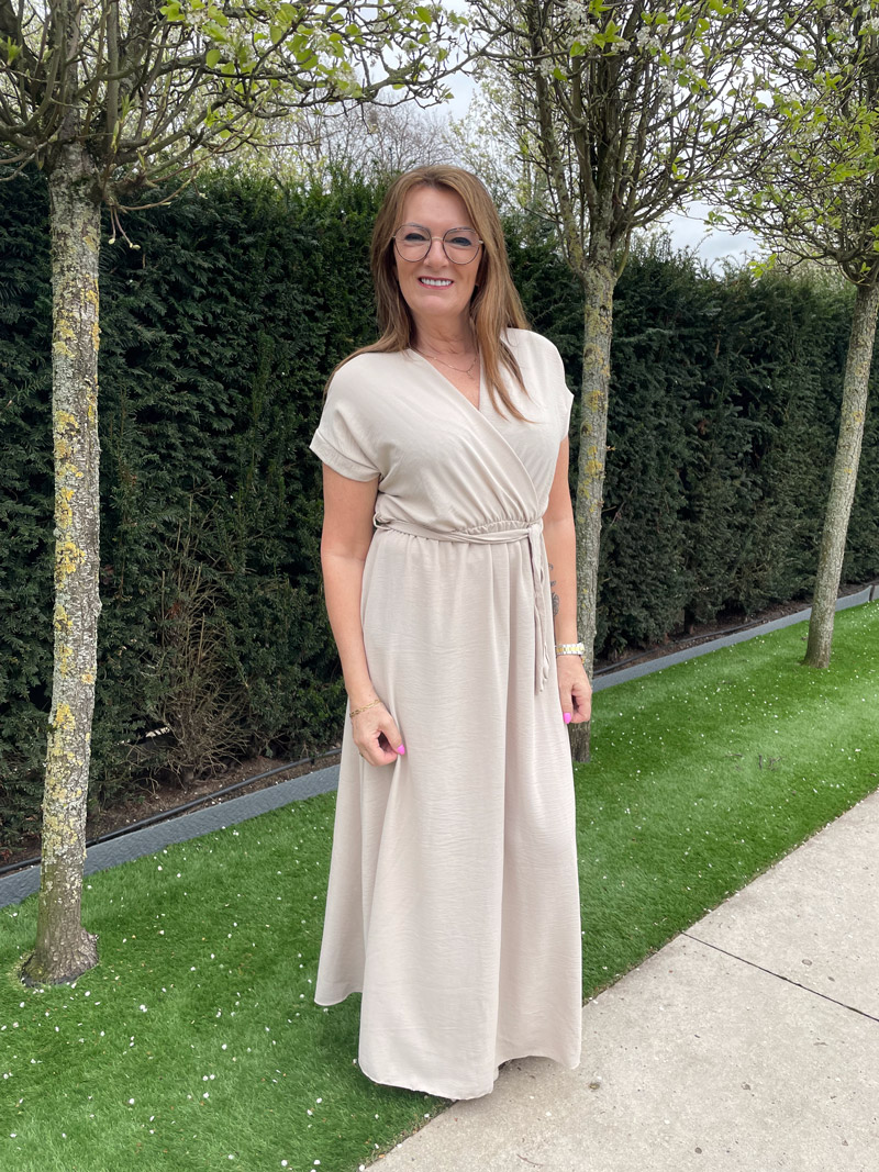Beige lang kleed met korte mouwen