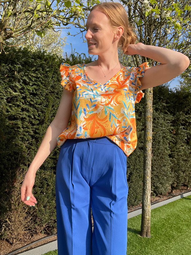 Oranje bloesje met bloemen