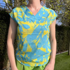 Geel bloesje met blauw