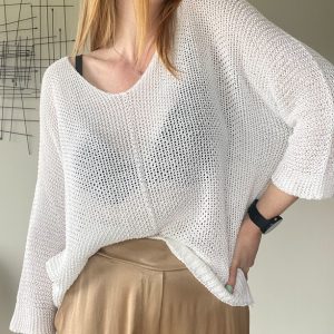 Wit truitje met gaatjes