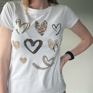 Wit t-shirt met beige hartjes