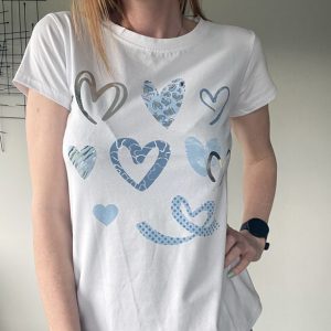 Wit t-shirt met blauwe hartjes