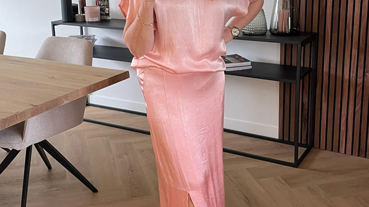 Roze satijnen rok met split La Vie en Yo