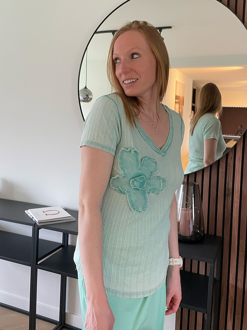 Groen t-shirt met bloem
