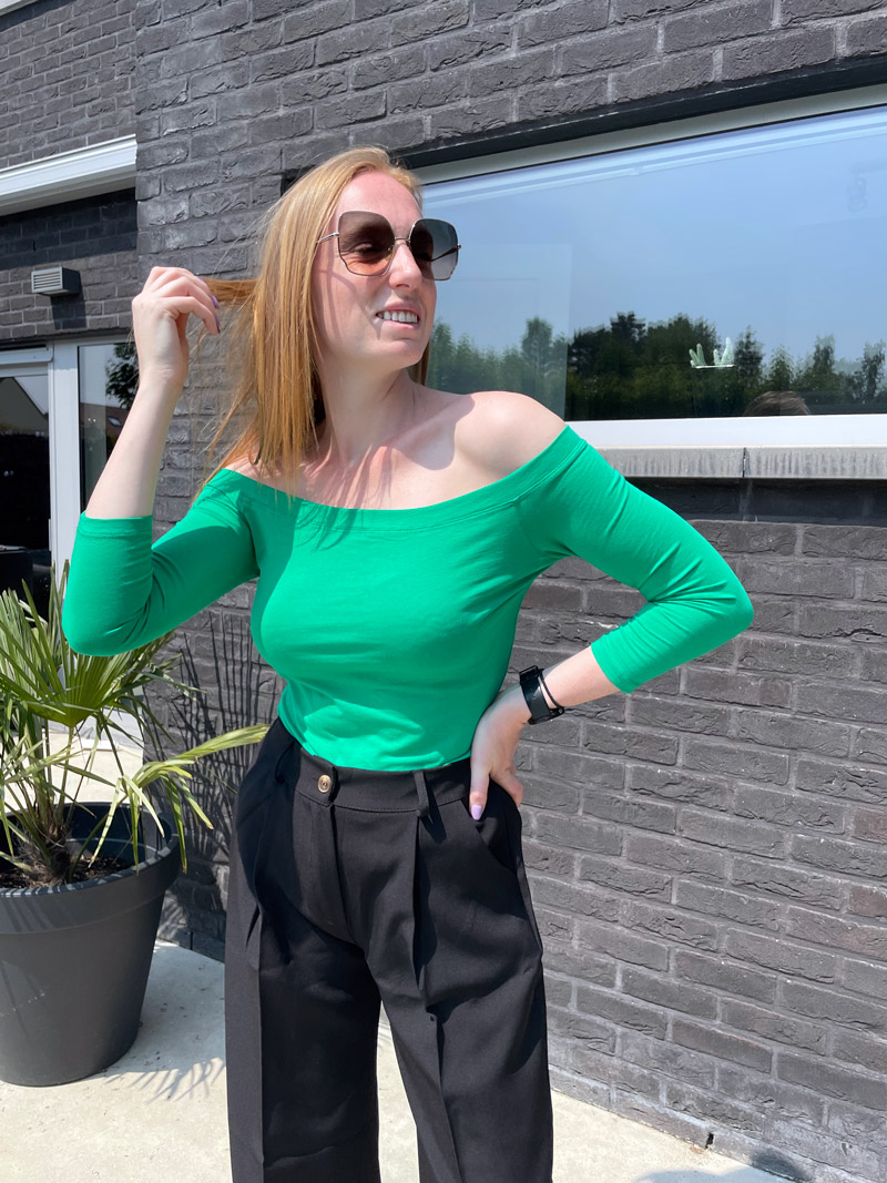 Groene off-shoulder top