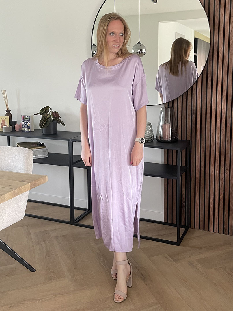 Lila satijnen lang kleed